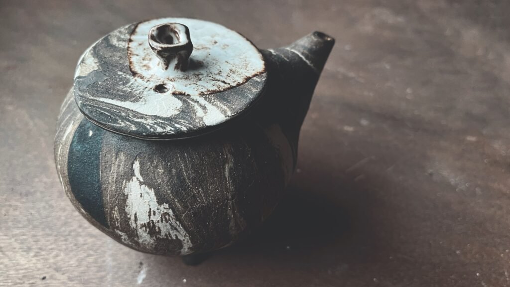Tetera de cerámica artesanal con veteado blanco y negro, pieza para la ceremonia del té