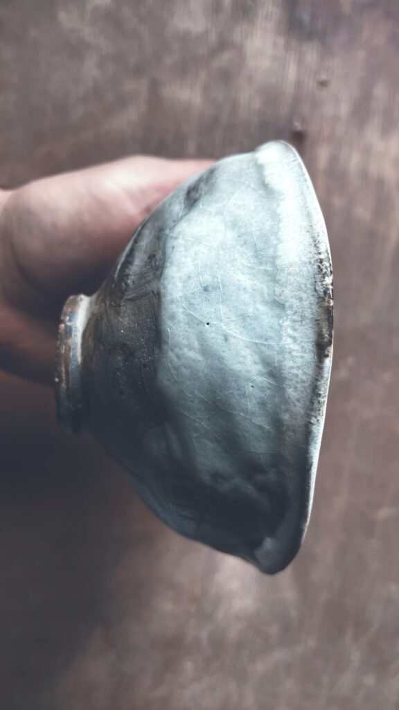 Cuenco para la ceremonia del té sostenido en la mano, con esmalte degradado en gris azulado